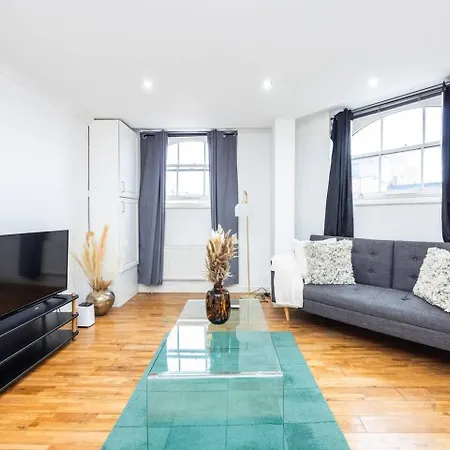 City Chic Apartment Steps From Liverpool Street